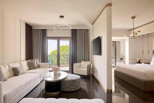 Pomegranate Wellness Spa Hotelにあるベッド