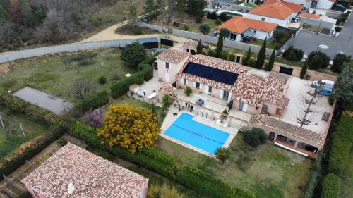 vista aerea di una casa con piscina di AU MIMOSA - Chambre d'hôte Le Laurier a Passa