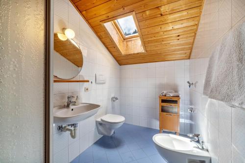 La salle de bains est pourvue de toilettes et d'un lavabo. dans l'établissement Mayrhof Apartment Ahorn, à San Pancrazio