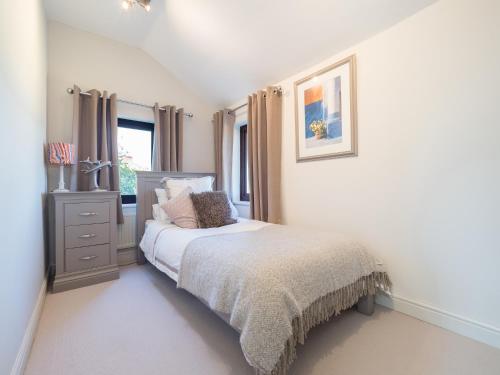 um quarto branco com uma cama e uma janela em Stunning Country 4 bedroom Cottage for weekly or monthly stays em Honiley