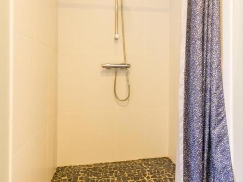 ein Bad mit Dusche und Duschvorhang in der Unterkunft Spacieux écogîte en pierre avec jardin clos, proche de l'océan et des plages, tout confort - FR-1-306-1032 in Saint-Brevin-les-Pins