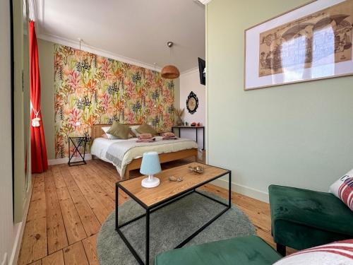 Habitación pequeña con cama y mesa en Nouvelle Vague, en Fouras