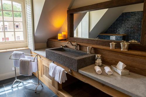 een badkamer met een wastafel en een spiegel bij Abbaye du Trésor in Bus-Saint-Rémy