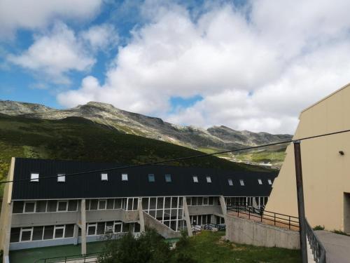 un edificio de oficinas con montañas en el fondo en urb el refugio , brañavieja-alto campoo en Brañavieja