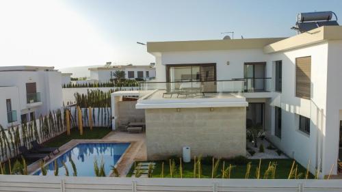 een uitzicht op een huis met een zwembad bij Salam Taghazout - luxury villa - Pool - 8 Px in Taghazout