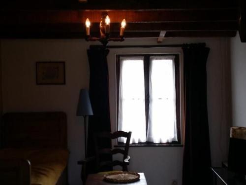 - une fenêtre dans une chambre avec une table et une chaise dans l'établissement Gîte Asnières-sur-Vègre, 2 pièces, 2 personnes - FR-1-410-148, à Asnières-sur-Vègre