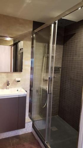 une salle de bain avec douche et lavabo dans l'établissement Appartement très calme, proche du stade de la Beaujoire, à Nantes
