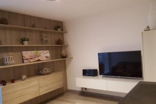 un salon avec une grande télévision à écran plat dans l'établissement Appartement très calme, proche du stade de la Beaujoire, à Nantes