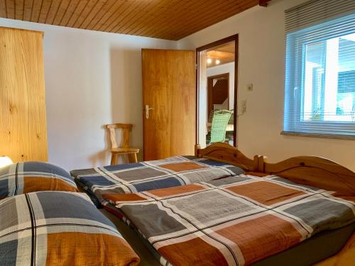 1 Schlafzimmer mit 2 Betten und einem Fenster in der Unterkunft Ferienwohnung Cäcilia im idyllischen Haus Kommeles - Leiwen an der Mosel in Leiwen