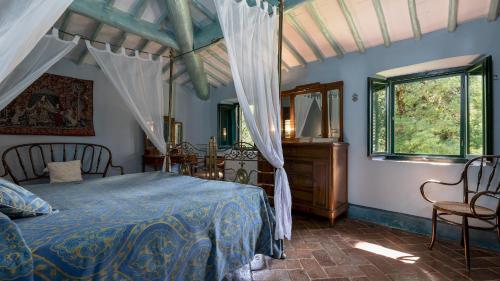 een slaapkamer met een hemelbed en een stoel bij MULINO NEL CHIANTI 10, Emma Villas in Gaiole in Chianti