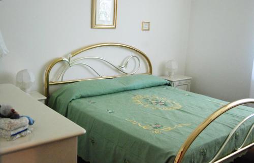 Monte San VitoにあるLa Collina Sul Mare B&Bのベッドルーム1室(ベッド1台、緑の掛け布団付)