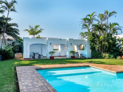 Πισίνα στο ή κοντά στο Skiathos at Beachfront Apartments in Shakas Rock