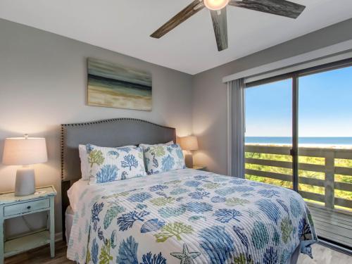 - une chambre avec un lit et une vue sur l'océan dans l'établissement Britt Ohana Place, à Tybee Island