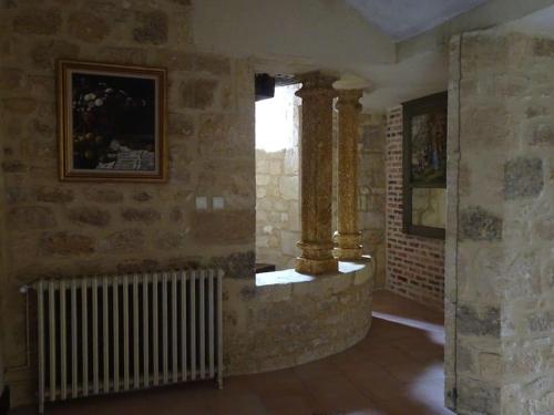una habitación vacía con un pilar y una ventana en Château à Gourdon dans le Lot, en Gourdon-en-quercy