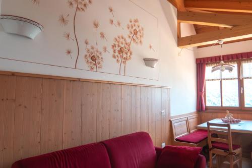 a living room with a couch and a table at Villa la Dama del Lago in Molveno