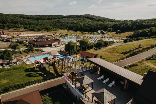貝克良的住宿－Suzanne Băile Figa- camere tip hotel，享有带游泳池的度假村的空中景致