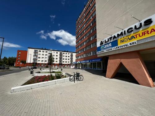 una bicicletta è parcheggiata di fronte a un edificio di Small Studio Apartament near City Center - self check in a Klaipėda