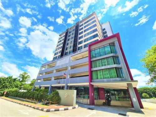 a large tall building with a sky at Townhouse OAK 591 Shah Alam By Salaam Suites in Shah Alam