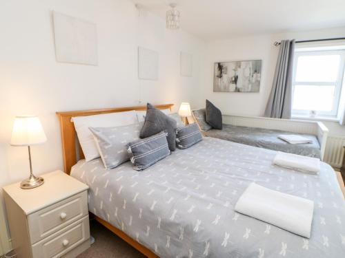 Un dormitorio con una cama con almohadas. en Leisure Cottage en Kirkby Stephen