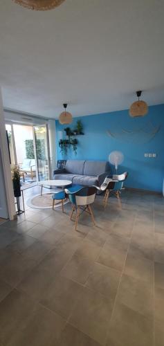 a living room with a couch and chairs at Appartement Centre de La Teste in La Teste-de-Buch