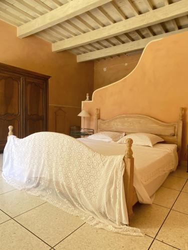 une chambre avec un lit avec une couette blanche dans l'établissement Mas Antonine Maison, à Arles