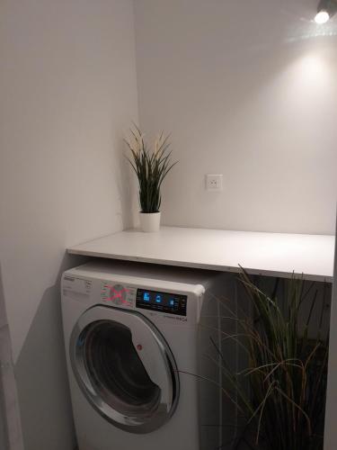 een wasmachine met een aanrecht erop bij Cosy et splendide appartement ! in Nice