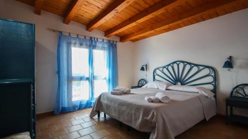 1 dormitorio con 1 cama con toallas en Villa Pinuccia, en Marina di Noto