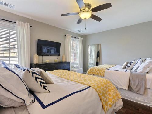 um quarto com 2 camas e uma ventoinha de tecto em Southern Belle em Savannah