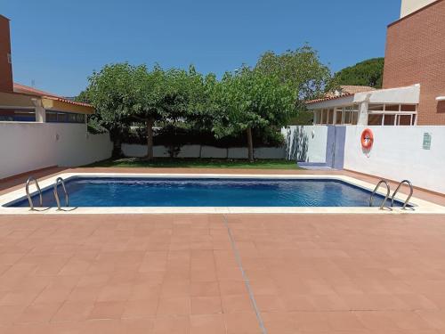 una piscina frente a un edificio en Bonito adosado en zona muy tranquila, en Benicàssim