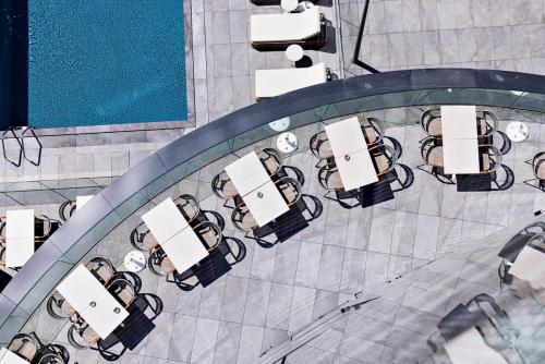 une vue de tête sur un groupe de chaises et de tables dans l'établissement Crowne Plaza - Marseille Le Dôme, à Marseille