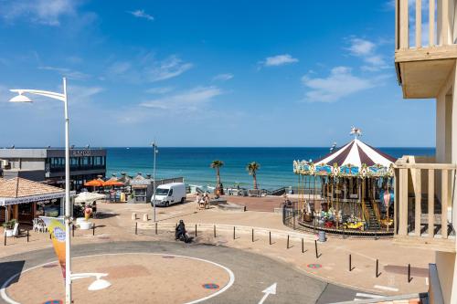 a town with a merry go round and the ocean at 2 pièces face océan, Lacanau in Lacanau