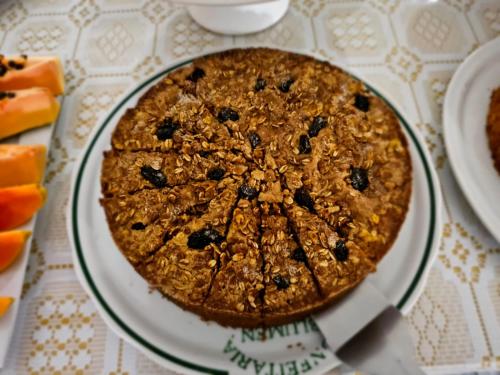 een taart zittend op een bord op een tafel bij HOTEL CAMPO ALEGRE in Campo Alegre