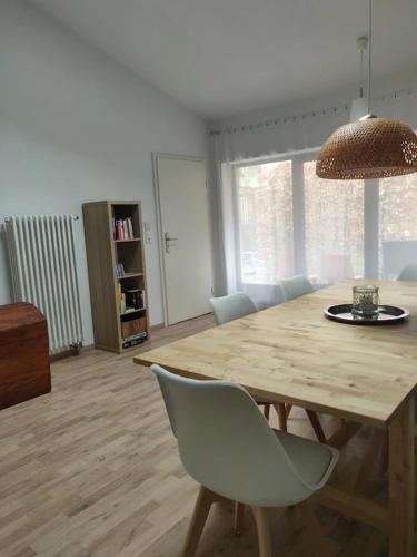 a dining room with a wooden table and chairs at Lincoln-Loft Weimar in Weimar