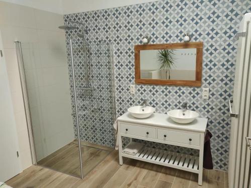 uma casa de banho com 2 lavatórios e um espelho na parede em Lincoln-Loft Weimar em Weimar