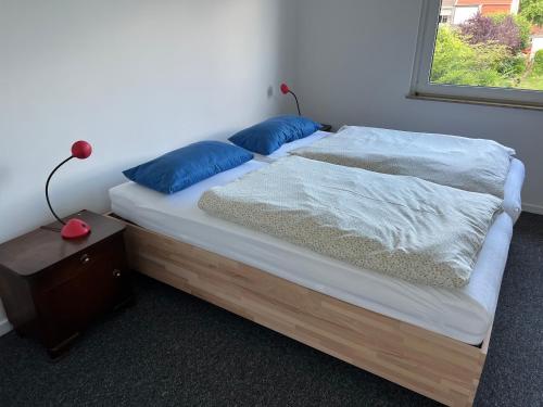 Een bed of bedden in een kamer bij Apartment in Speldorf