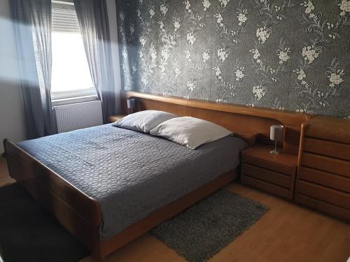 ein kleines Schlafzimmer mit einem Bett und einem Fenster in der Unterkunft Gästewohnung in Pirmasens