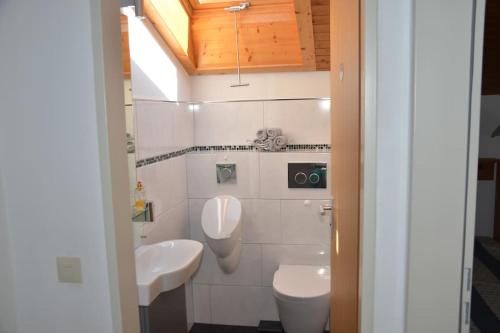un baño con inodoro y lavabo en AlpenGlück – **** Ferienwohnung, en Siegsdorf