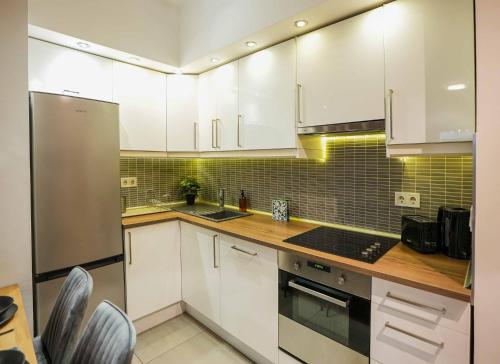 een keuken met witte kasten en een aanrecht bij Danube Family Premium Apartment in Boedapest