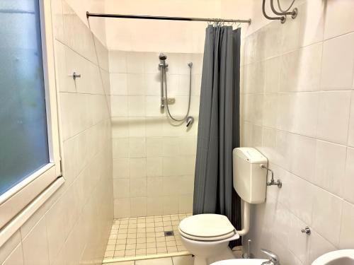 een badkamer met een toilet en een douche bij “Il Casale Nel Bosco…Al Mare” in Lido di Savio