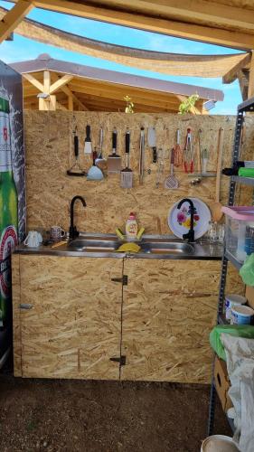 een keuken met een wastafel en een aanrecht bij Makeeda Camping in Vama Veche