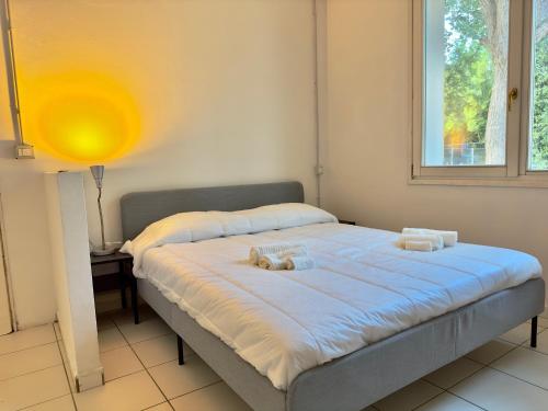 een bed met twee handdoeken in een kamer bij “Il Casale Nel Bosco…Al Mare” in Lido di Savio
