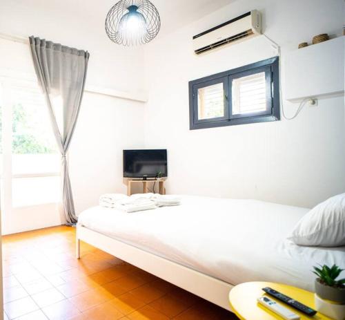 Lovely 1-bedroom With Balcony-Dizengoff Square.