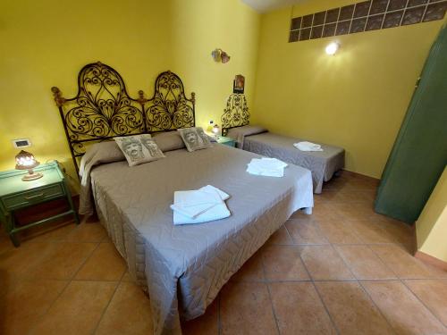 1 dormitorio con 1 cama grande y mesita de noche en Borgo Gaggi p1 piano terra, en Gaggi