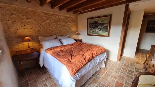 Posteľ alebo postele v izbe v ubytovaní DOMAINE DE LABROUSSE, Maison d'hôtes en Périgord