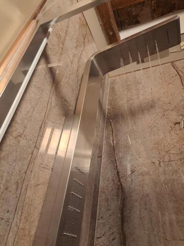 a metal escalator in a room with a marble floor at Centro storico, Centralissimo LUXURY SMERALDO SUITE Doccia Idromassaggio , cesto con piccola colazione in Ravenna