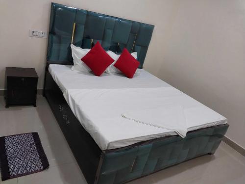 En eller flere senge i et værelse på OYO Hotel Manish