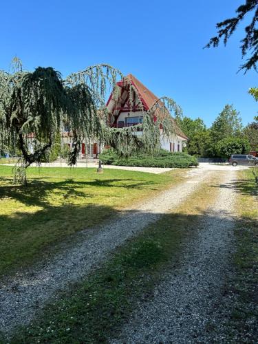 a gravel road in front of a barn at Le Montmieri in Dax