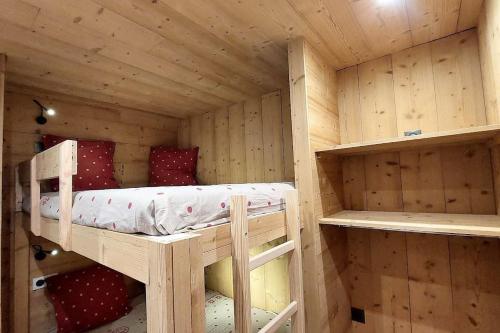 een houten hut met 2 stapelbedden bij Douillet 33 m² piscine et sauna - 6 pers in Huez