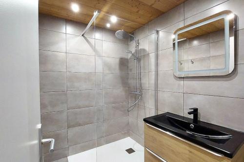 een badkamer met een wastafel en een douche bij Douillet 33 m² piscine et sauna - 6 pers in Huez