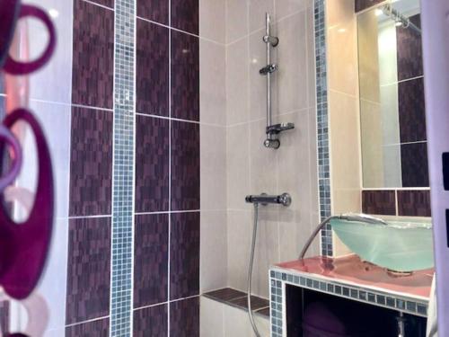 une salle de bain avec une douche avec un lavabo et une baignoire dans l'établissement Villa 16, Port Vénus au village naturiste, au Cap d'Agde